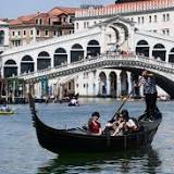 Le maire de Venise en Italie fustige les touristes arrêtés pour avoir surfé sur le Grand Canal