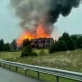 Storbrand i lada spred sig till bostadshus