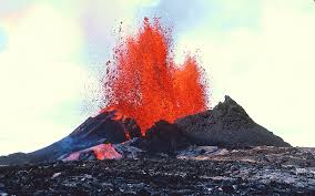 volcà en erupció
