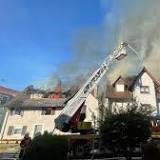 Sechs Wohnhäuser stehen in Flammen