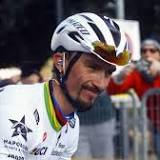 Alaphilippe test vlak voor de start van derde rit in Ronde van Wallonië in teambus positief op corona: “Gisterenavond ...