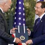 Biden en Lapid bevestigen “onbreekbare band” tussen VS en Israël, Amerikaanse president krijgt eremedaille